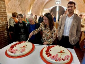 Premio-Casato-Prime-Donne-2022-Elena-Testi-taglia-la-torta-creata-da-Lorenzo-Cristiani
