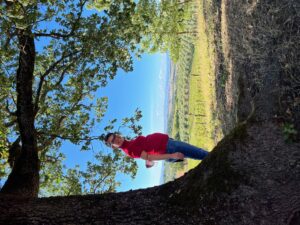 Violante-CinelliCoombini-davanti-ai-vigneti-di-Sangiovese-vendemmia-2022