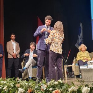 Premio-Casato-Prime-Donne-2022-Riccardo-Penko-consegna-la-spilla-a-Elena-Testi