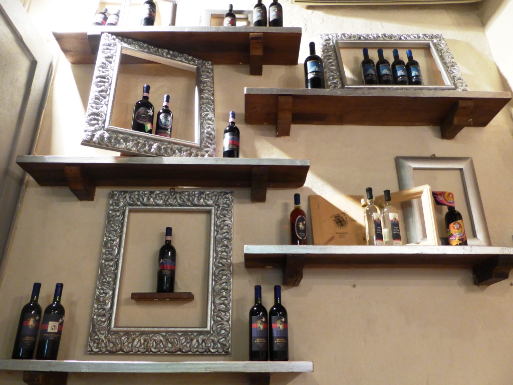 Neverending-dei-turisti-e-il-punto-vendita-in-cantina-Fattoria-del-Colle-Toscana
