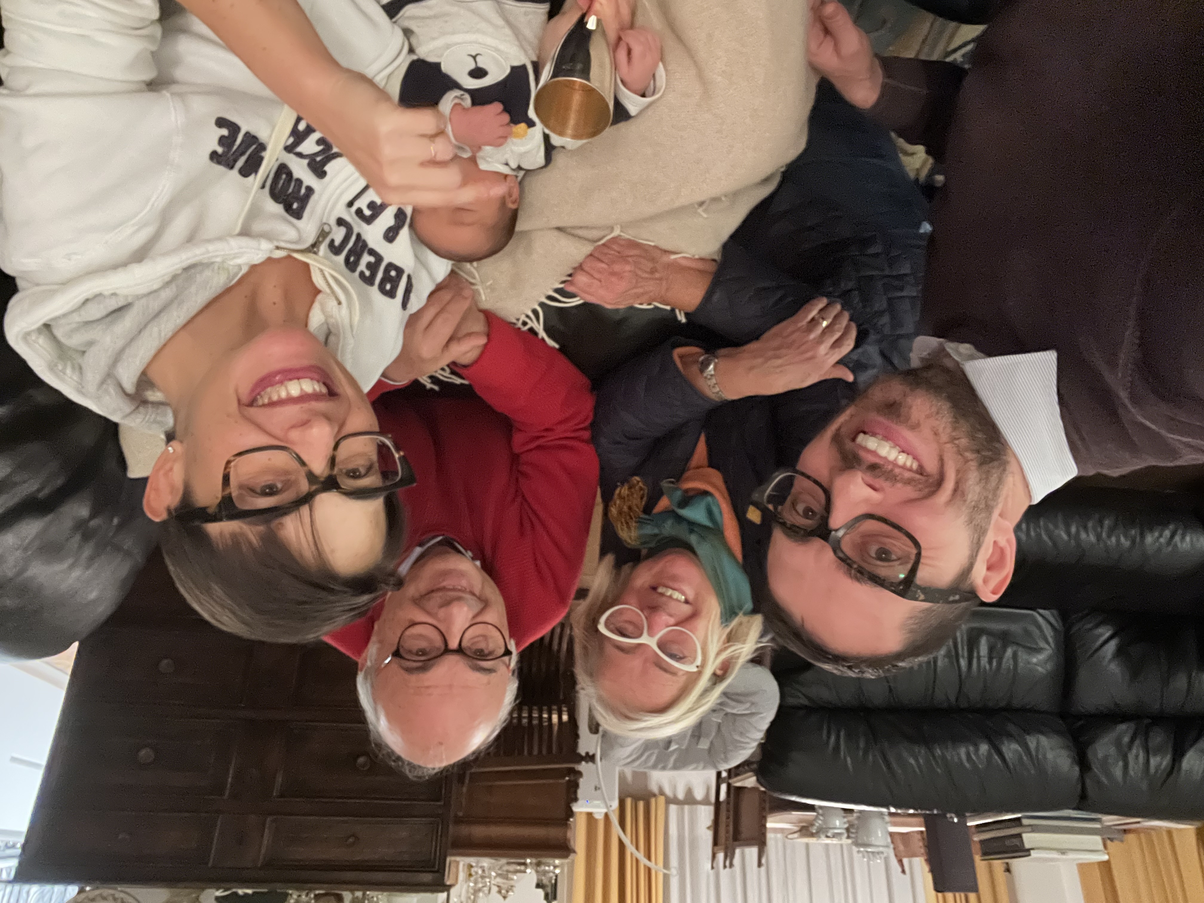Donatella-Carlo-Violante-Enrico-e-Lorenzo-vi-augurano-buon-Natale
