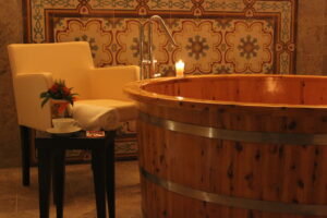 Vasca vinoterapia e sala per il massaggio di coppia Fattoria del Colle Toscana