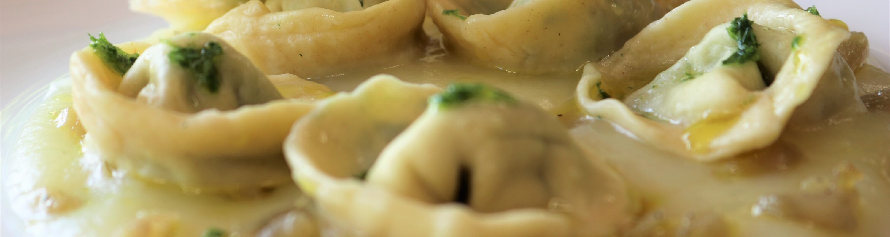 Raviolo di ricotta e spinaci su crema di patate e concassè di topinambur