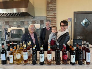 Gianni Fabrizio con Donatella e Violante Cinelli Colombini e i 12 vini dolci delle Donne del Vino