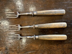 antiche forchette con manico in legno 