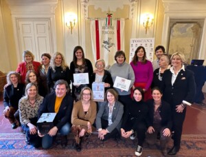 Donne del Vino Donazione della raccolta forndi del progetto Etico di Amorim Cork Italia al centro antiviolenza Donne Insieme Valdelsa