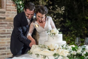 Taglio della Torta wine wedding in Toscana 