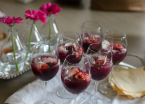Vino rosso fresco e fragole