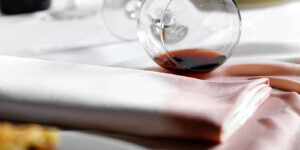 il vino rosso viene rovesciato sulla tavola porta fortuna