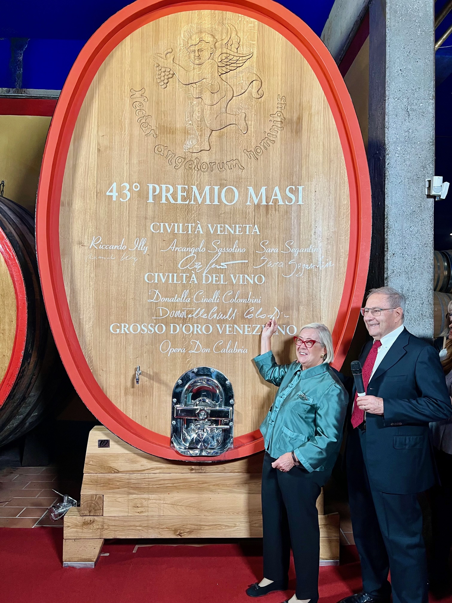 Premio Masi 2024 Donatella Cinelli Colombini e Sandro Boscaini alla firma della botte di Amarone simbolo del premio