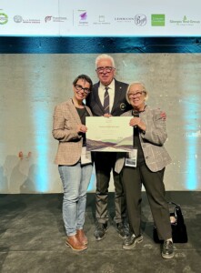Sandro Camilli Presidente AIS con Donatella Cinelli Colombini e Violante Gardini Cinelli Colombini alla premiazione AIS Vitae