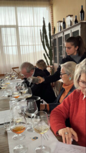 Donatella Cinelli Colombini assieme a Roberto Bellini, Valerie Lavigne e Marzia Morgnati conducono la degustazione alla cieca dei bianchi