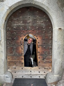 Merano Castello Principesco Donatella Cinelli Colombini entra dalla porta medioevale usata dall'Imperatrice Sissi 