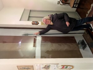 Donatella Cinelli Colombini indica la più antica bandiera tricolore conservata dalla Fondazione Sadolini