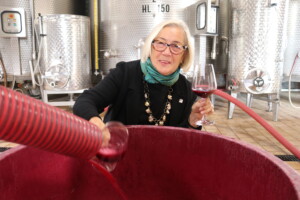 VENDEMMIA 2020 Donatella Cinelli Colombini controlla il colore del mosto