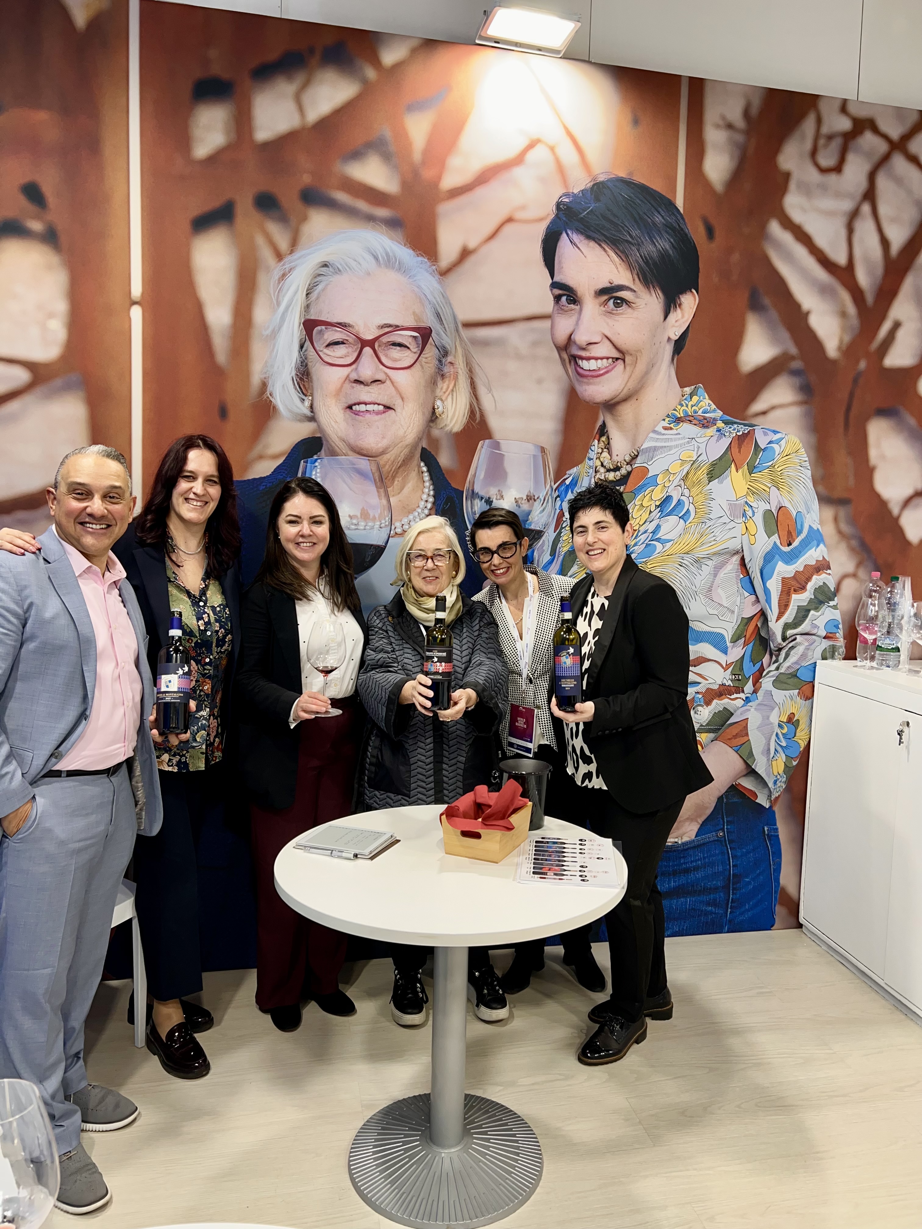 Donatella e Violante assieme al team commerciale delle Cantine Donatella Cinelli Colombini a Vinitaly 2025