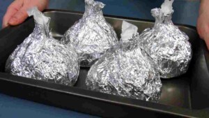 cottura corretta in forno con carta da forno a contatto con l'alimento e foglio di alluminio all'esterno