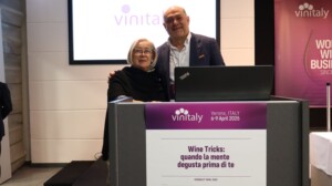 Vincenzo Russo docente di neuromarketing e Donatella Cinelli Colombini a Vinitaly 2025 con le Donne del Vino 