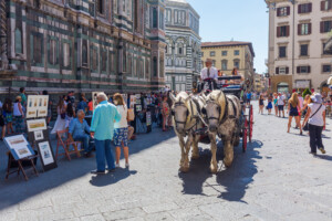 città turistiche desertificate dai residenti e dai negozi per loro