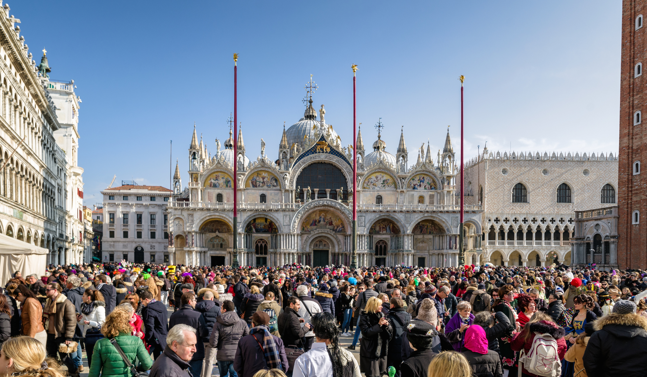 città turistiche desertificate dai residenti e dai negozi per loro