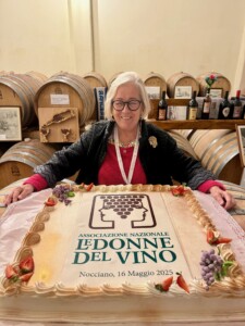 Donne del Vino Convention 2025 in Abruzzo Donatella Cinelli Colombini e la torta celebrativa alle Cantine Bosco Nestore