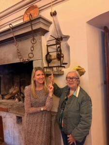 Artimino Annabella Pascale e Donatella Cinelli Colombini sotto il girarrosto progettato da Leonardo da Vinci