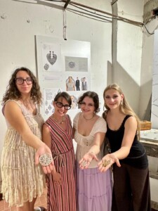 LAO Arti Orafe le tre studentesse mostrano i gioielli realizzati sul tema dell'intelligenza artificiale per il Premio Casato Prime Donne
