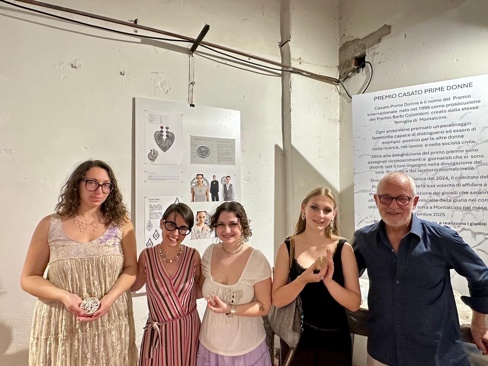 LAO Violante Gardini Cinelli Colombini Giò Carbone e le 3 studentesse che hanno realizzato i gioielli per il Premio Casato Prime Donne 2025
