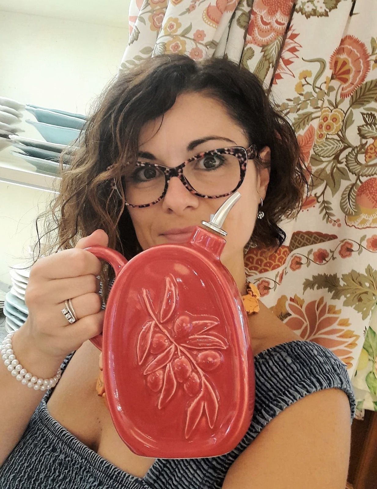 Toscana Lovers oliera in ceramica mostrata da Sara Petreni