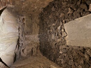 Bizhan Bassiri con l’opera “Vene d’Oro del Pensiero Magmatico” Montalcino casa di WineNews