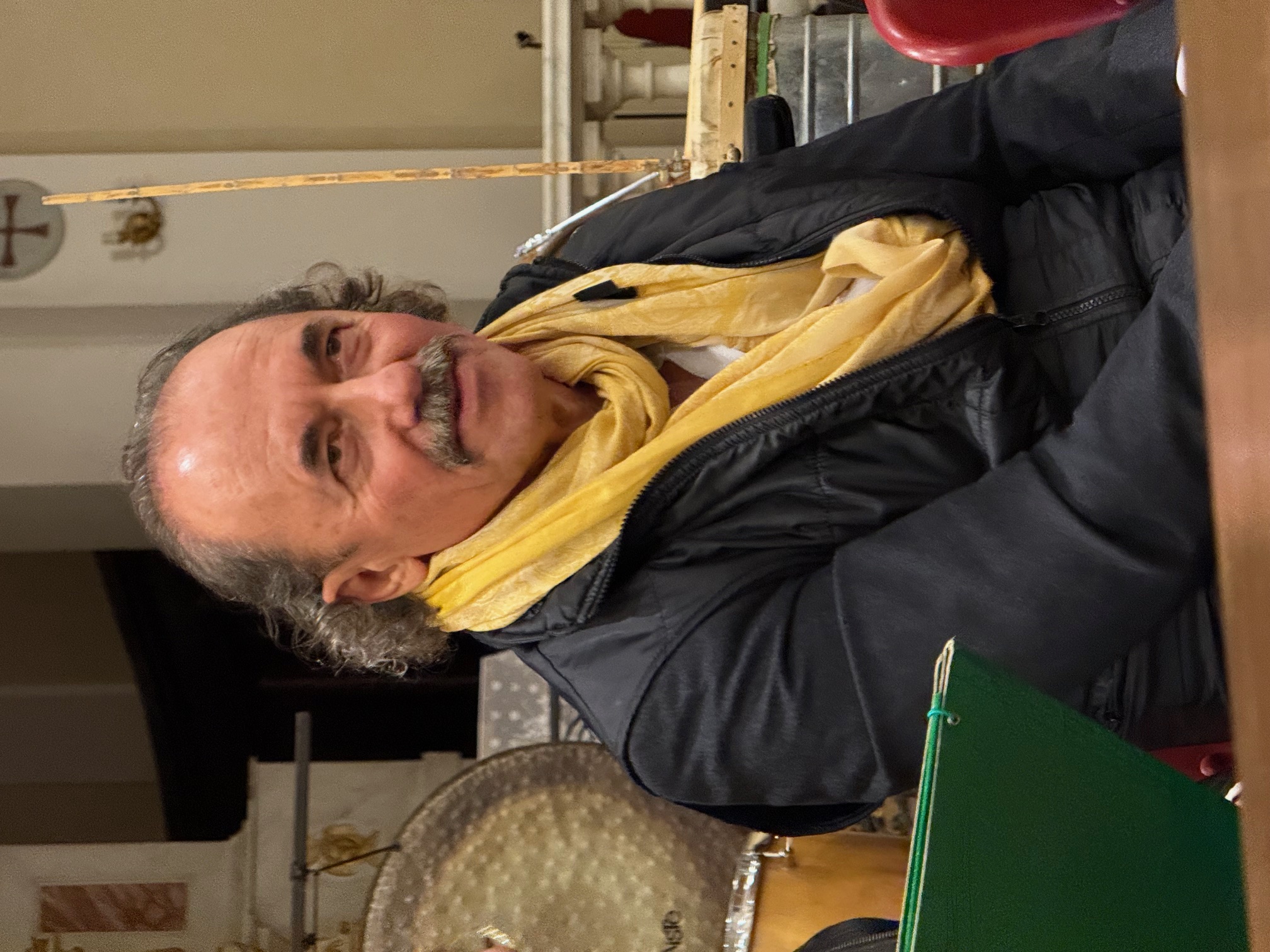 Bizhan Bassiri con l’opera “Vene d’Oro del Pensiero Magmatico”