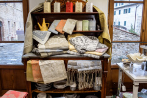 Toscana Lovers boutique del miglior artigianato toscano tessuti a telaio