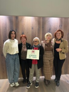 Donatella Cinelli Colombini con le vicedelegate delle Donne del Vino della Toscana Laura Carrera Paola Rastelli Laura Bucci e Angela Zinnai