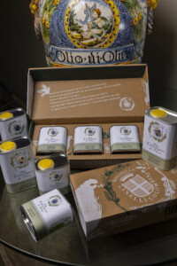 Scatola Tris olio Evo BIO Donatella Cinelli Colombini, Tradizionale, Coreggiolo e Moraiolo. Fattoria del Colle Toscana