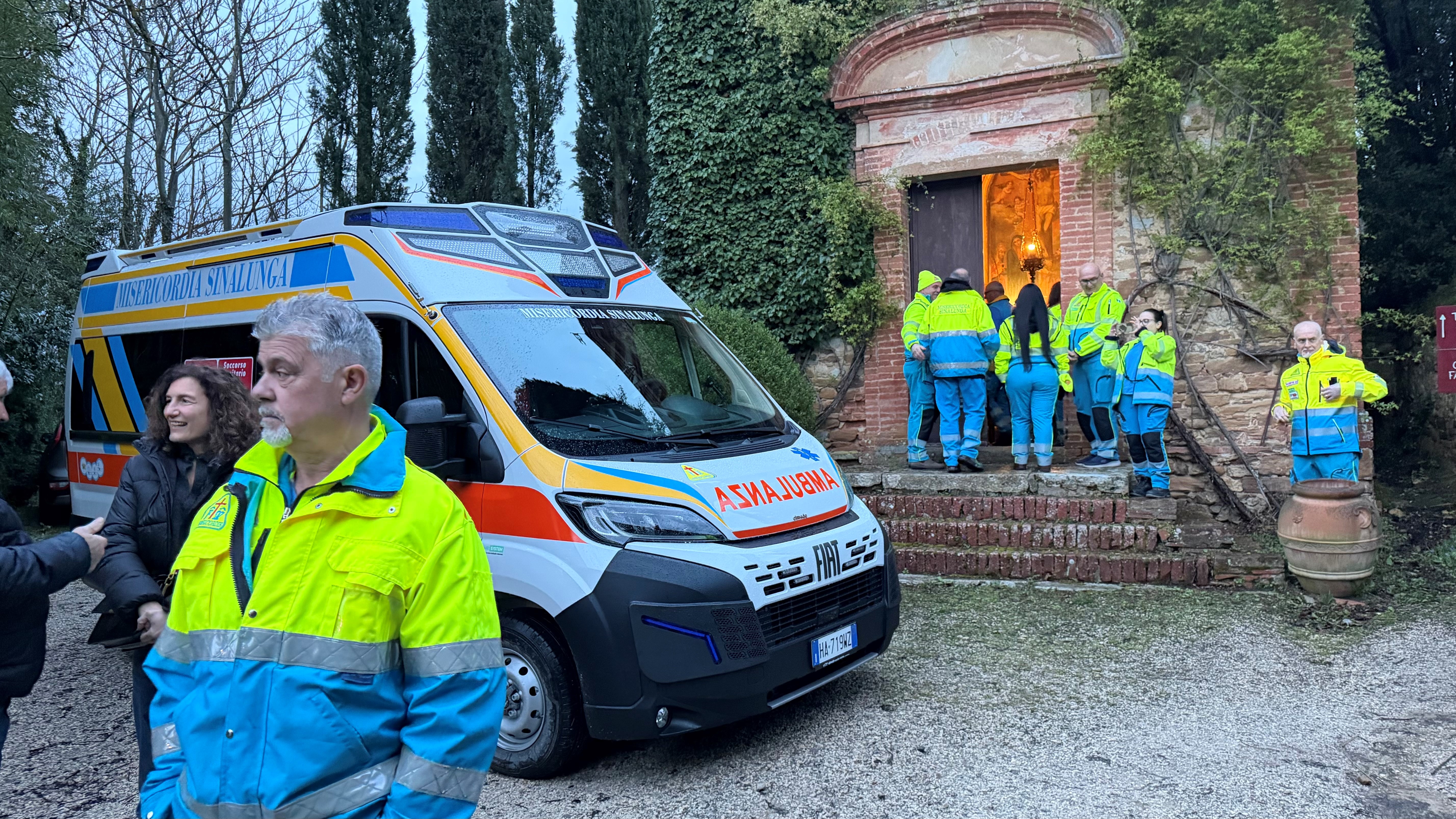 benedizione del'ambulanza in ricordo di Carlo Gardini alla Fattoria del Colle