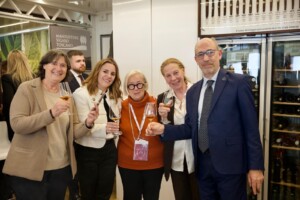 Vinitaly 2026 Donned el Vino della Toscana degustazione Vin santo e sigaro con Stefania Saccardi e il Club Amici del Toscano