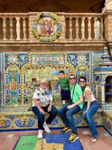 Donatella Cinelli Colombini con Violante, Enrico e Lorenzo in Spagna a Siviglia