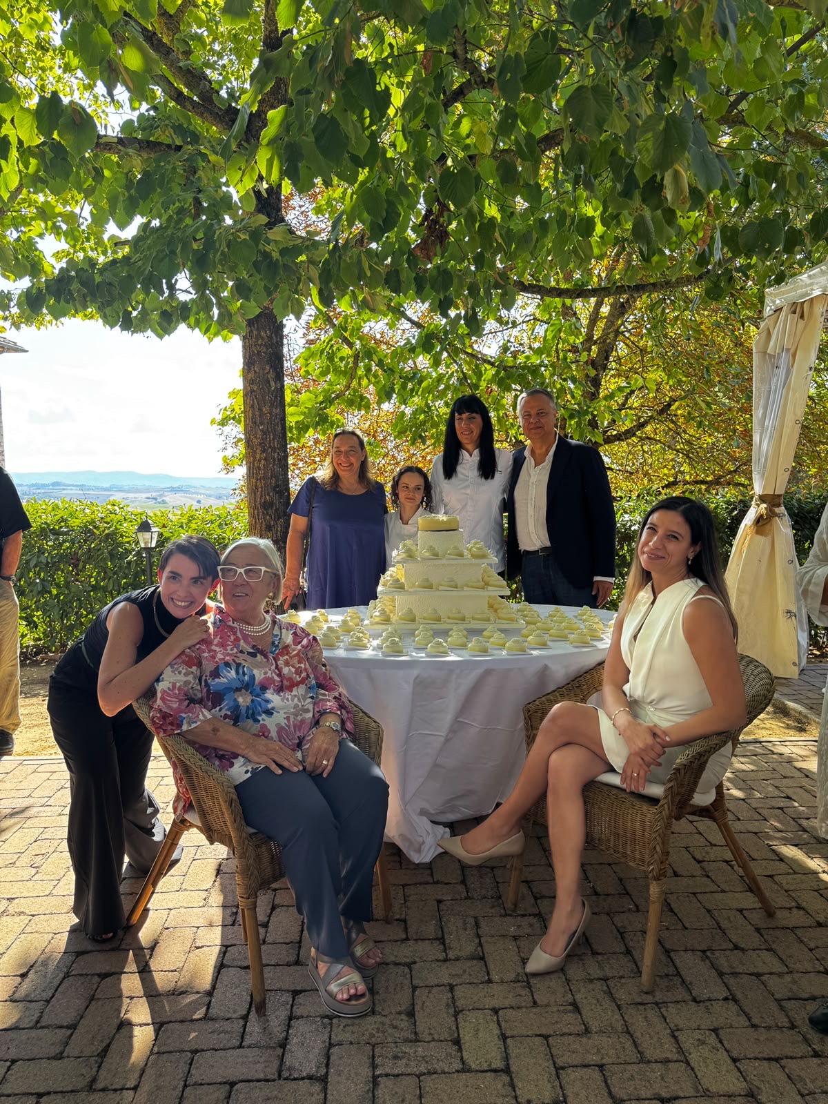 Donatella e Violante Cinelli Colombini con Sandra Misale e la torta e il team della Scuola Tessieri