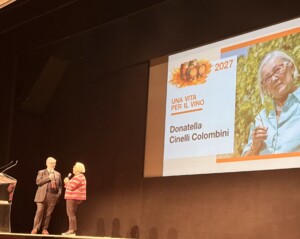 Guida essenziale ai vini d'Italia Doctor Wine premiazione di Donatella Cinelli Colombini una vita per il vino